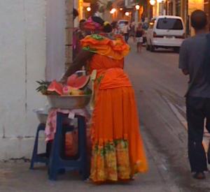 Palenquera vending fruit in Cartagena / photo by Maria Fernanda Escallón.