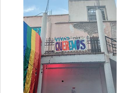 Beside the rainbow flag, a sign states "we want us alive." The image is from Polet's fieldwork, pre-pandemic / photo by Polet Campos-Melchor.