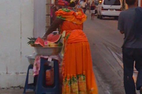 Palenquera vending fruit in Cartagena / photo by Maria Fernanda Escallón.