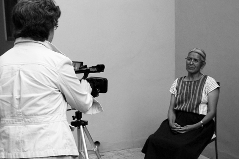 Gabriela Martínez interviews Juana Vásquez Vásquez.