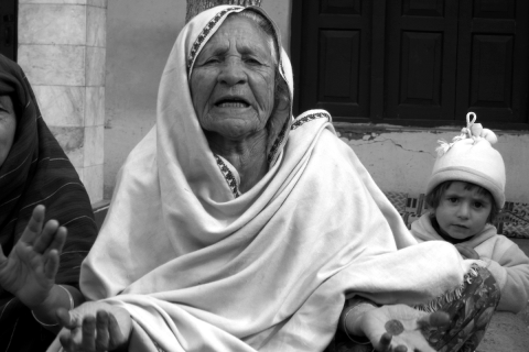 An elderly Swati woman telling her experiences to Anita Weiss.