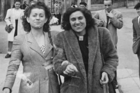 Tití (L) and Neus Catalá, after their liberation from the Nazi camp at Ravensbruck / BDIC.