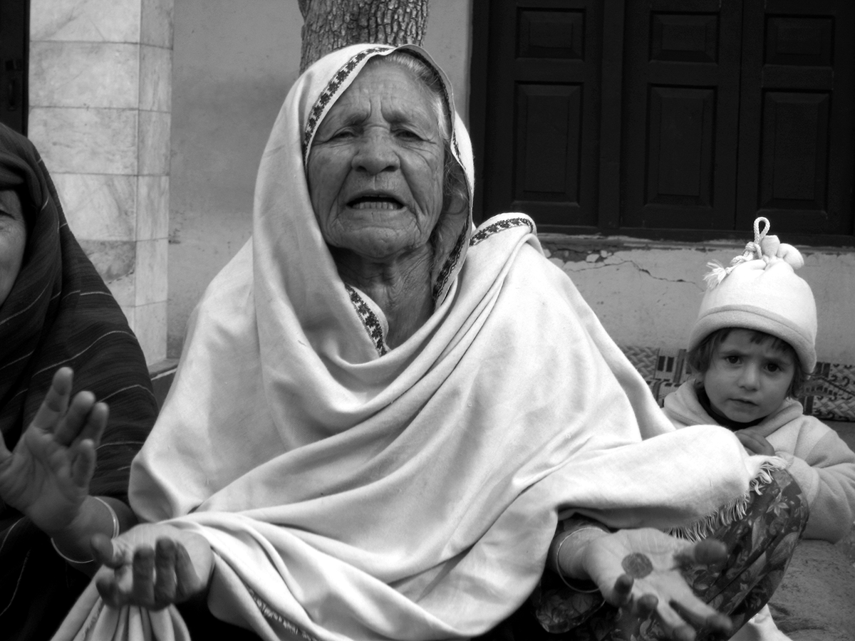 An elderly Swati woman telling her experiences to Anita Weiss.