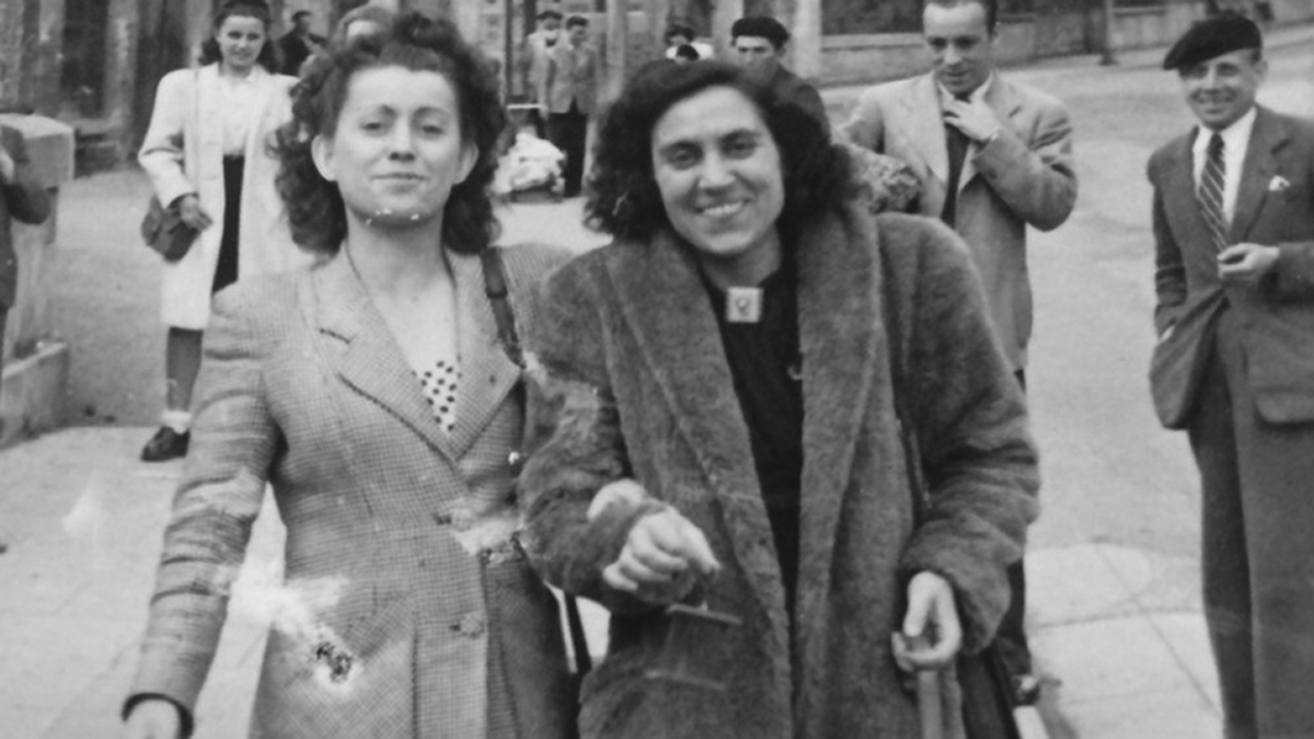 Tití (L) and Neus Catalá, after their liberation from the Nazi camp at Ravensbruck / BDIC.